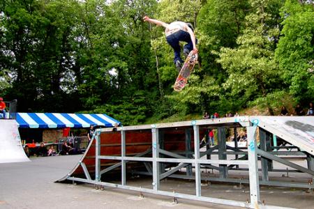 robin o conteste. nose-grab